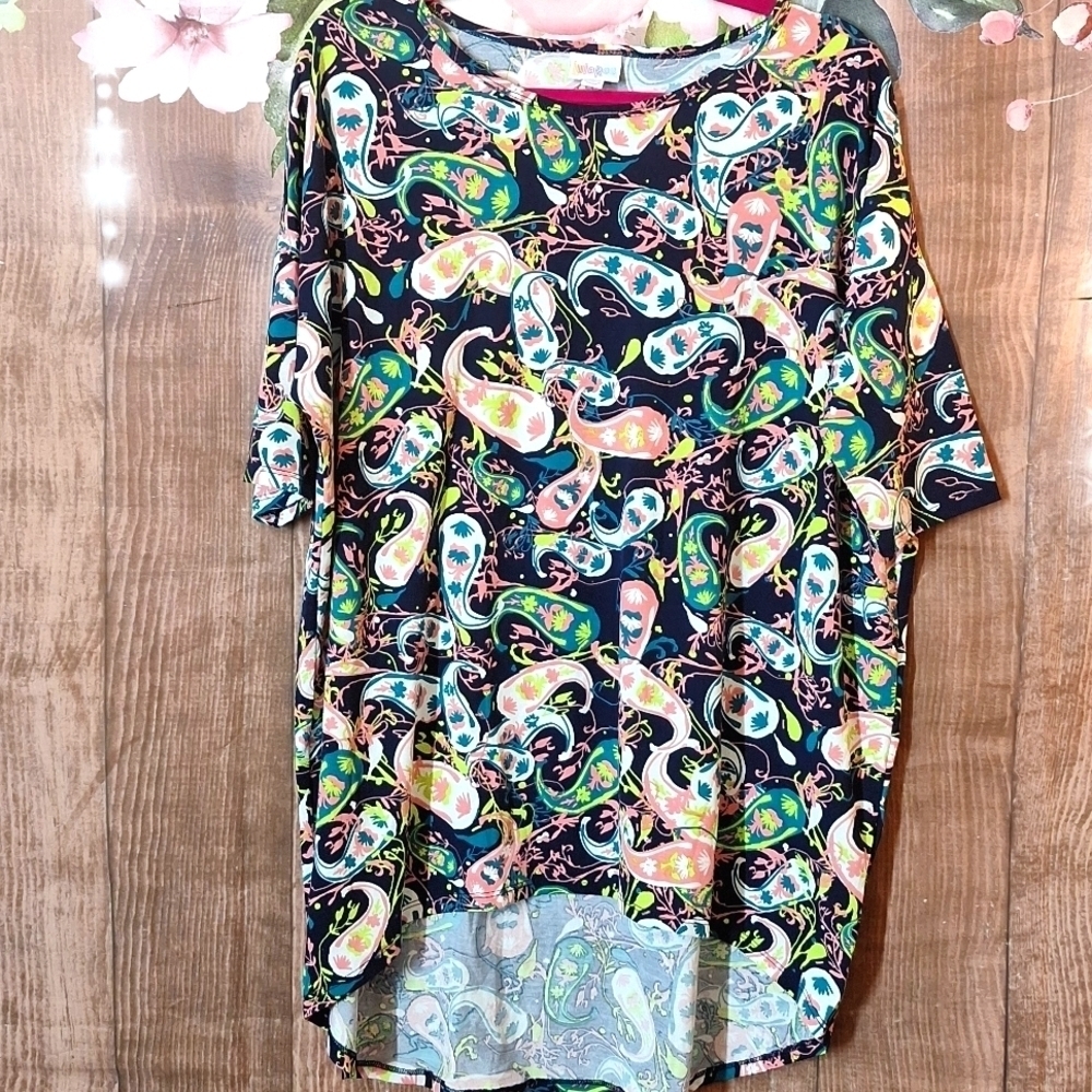 LULAROE SIZE MEDIUM COLORFUL PAISLEY PRINT T-SHIRT